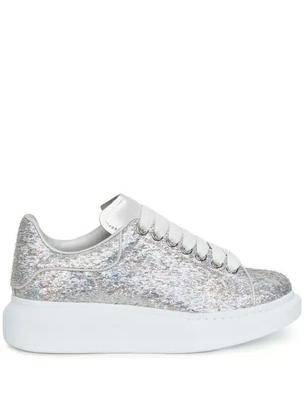 Alexander McQueen Sneakers met logo reliëf - Metallic