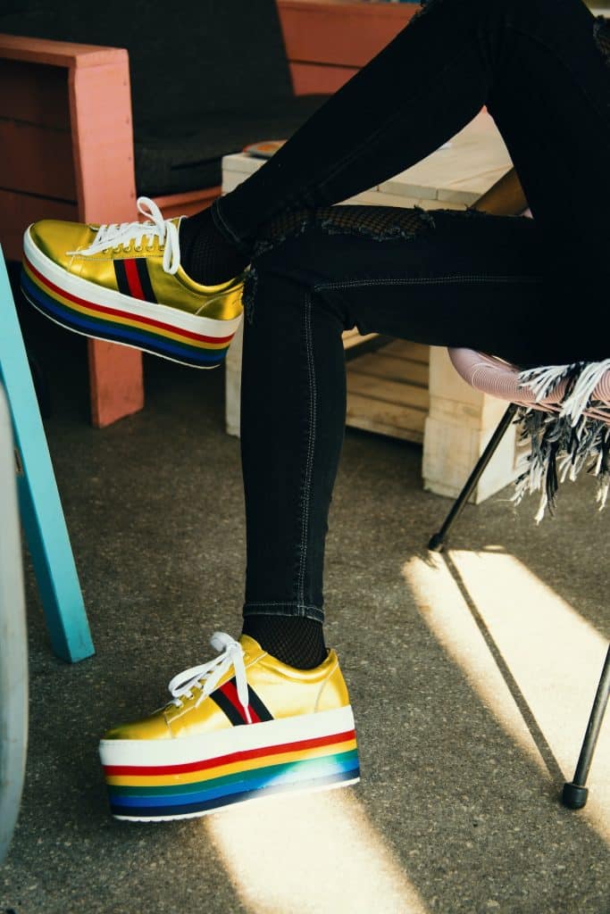 sneakers en jeans combineren