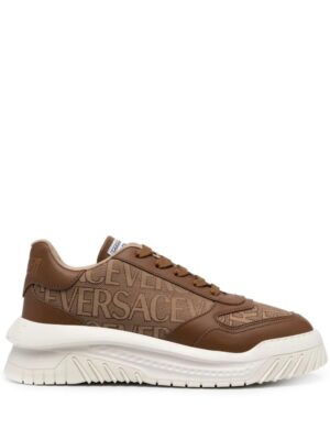 Versace Sneakers met print - Bruin